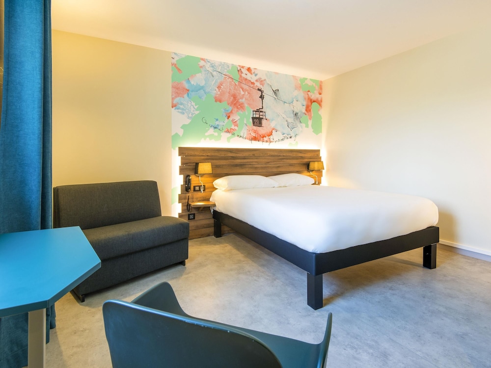 Habitación Standard con una cama doble y un sofá cama individual del hotel ibis Styles Sallanches Pays du Mont-Blanc
