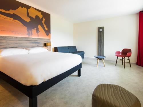 Suite familiar Standard con una cama doble y un sofá de 2 plazas del hotel ibis Styles Sallanches Pays du Mont-Blanc