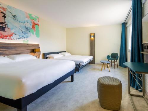 Suite familiar Standard con una cama doble y un sofá de 2 plazas del hotel ibis Styles Sallanches Pays du Mont-Blanc. Foto 1