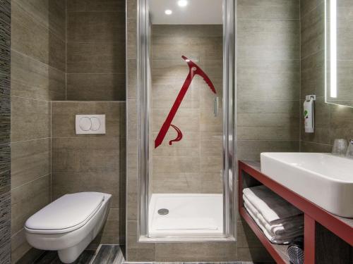 Suite familiar Standard con una cama doble y un sofá de 2 plazas del hotel ibis Styles Sallanches Pays du Mont-Blanc. Foto 3
