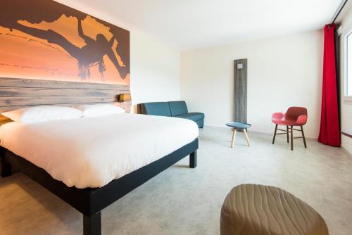 Suite familiar Standard con una cama doble y un sofá de 2 plazas del hotel ibis Styles Sallanches Pays du Mont-Blanc. Foto 6