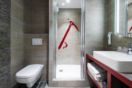 Suite familiar Standard con una cama doble y un sofá de 2 plazas del hotel ibis Styles Sallanches Pays du Mont-Blanc. Foto 7