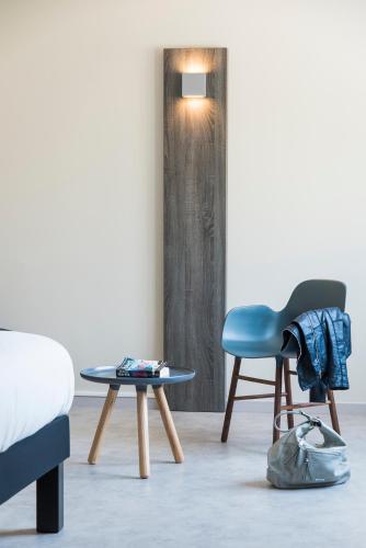 Suite familiar Standard con una cama doble y un sofá de 2 plazas del hotel ibis Styles Sallanches Pays du Mont-Blanc. Foto 8