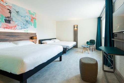 Suite familiar Standard con una cama doble y un sofá de 2 plazas del hotel ibis Styles Sallanches Pays du Mont-Blanc. Foto 9