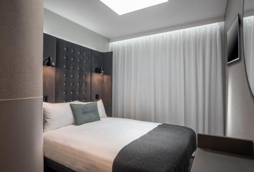 Habitación Doble Acogedora con tragaluz del hotel Point A Kensington Olympia. Foto 4