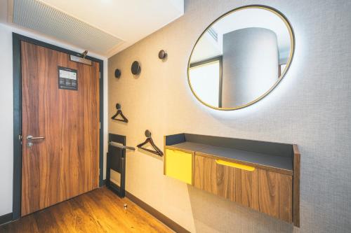 Habitación Doble Acogedora con tragaluz del hotel Point A Kensington Olympia. Foto 6