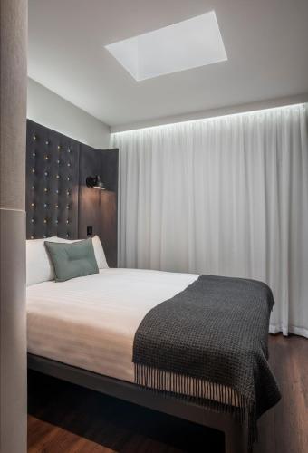 Habitación Doble Acogedora con tragaluz del hotel Point A Kensington Olympia. Foto 7