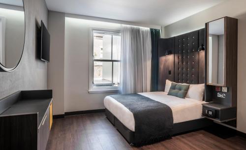Alojamiento Doble con ventana - Adaptada para personas con discapacidad del hotel Point A Kensington Olympia. Foto 1