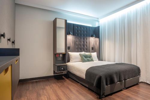 Habitación Doble sin ventana - Adaptada para personas con discapacidad del hotel Point A Kensington Olympia. Foto 3