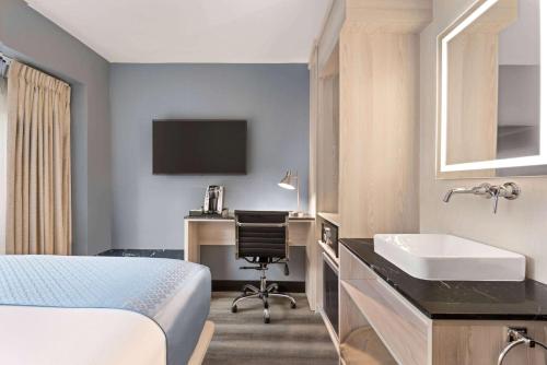 Habitación con ducha a ras de suelo y cama extragrande - Adaptada para personas de movilidad reducida - Para no fumadores del hotel Wingate by Wyndham New York Midtown South/5th Ave