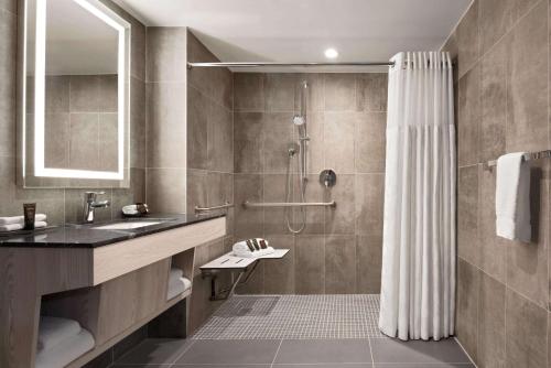 Habitación con ducha a ras de suelo y cama extragrande - Adaptada para personas de movilidad reducida - Para no fumadores del hotel Wingate by Wyndham New York Midtown South/5th Ave. Foto 1