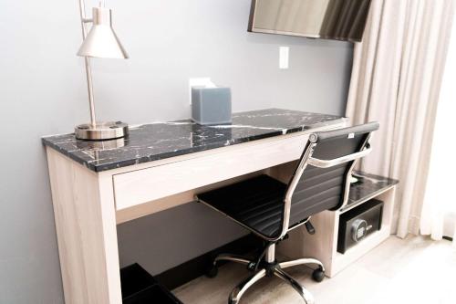 Habitación con ducha a ras de suelo y cama extragrande - Adaptada para personas de movilidad reducida - Para no fumadores del hotel Wingate by Wyndham New York Midtown South/5th Ave. Foto 3