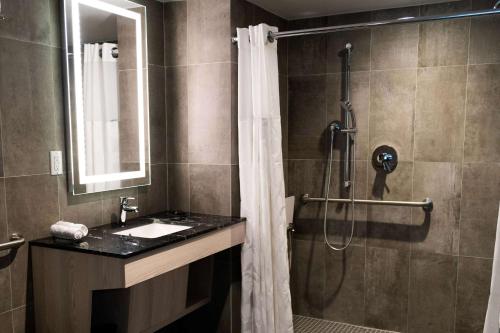 Habitación con ducha a ras de suelo y cama extragrande - Adaptada para personas de movilidad reducida - Para no fumadores del hotel Wingate by Wyndham New York Midtown South/5th Ave. Foto 5