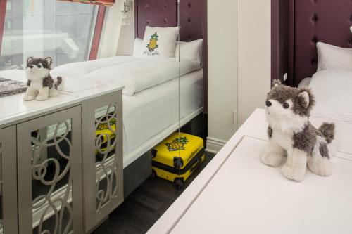 Habitación Jewel Box con cama grande del hotel Staypineapple, An Artful Hotel, Midtown. Foto 1