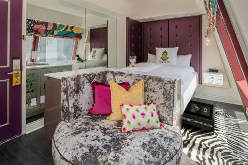 Habitación Jewel Box con cama grande del hotel Staypineapple, An Artful Hotel, Midtown. Foto 2