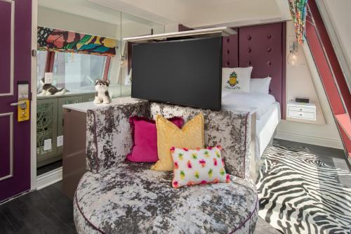 Habitación Jewel Box con cama grande del hotel Staypineapple, An Artful Hotel, Midtown. Foto 3