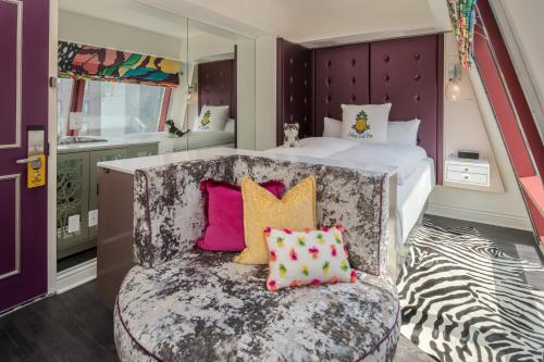 Habitación Jewel Box con cama grande del hotel Staypineapple, An Artful Hotel, Midtown. Foto 4