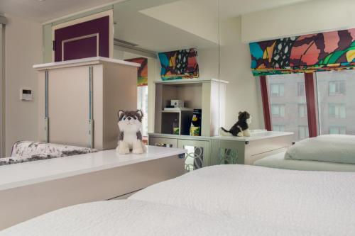 Habitación Jewel Box con cama grande del hotel Staypineapple, An Artful Hotel, Midtown. Foto 5