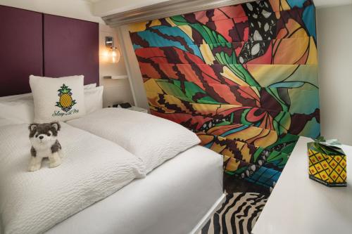 Persona con cama grande del hotel Staypineapple, An Artful Hotel, Midtown. Foto 1