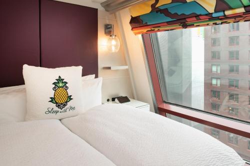 Persona con cama grande del hotel Staypineapple, An Artful Hotel, Midtown. Foto 2