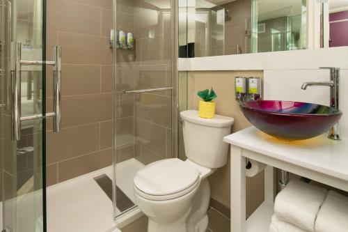 Persona con cama grande del hotel Staypineapple, An Artful Hotel, Midtown. Foto 7