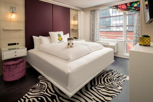 Habitación Glamour con cama extragrande, bañera y elementos para estar comunicado - Adaptada para personas con movilidad reducida del hotel Staypineapple, An Artful Hotel, Midtown