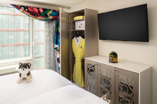 Habitación Glamour con cama extragrande, bañera y elementos para estar comunicado - Adaptada para personas con movilidad reducida del hotel Staypineapple, An Artful Hotel, Midtown. Foto 2