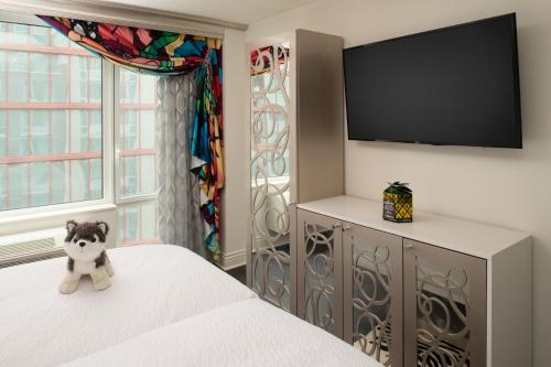 Habitación Glamour con cama extragrande, bañera y elementos para estar comunicado - Adaptada para personas con movilidad reducida del hotel Staypineapple, An Artful Hotel, Midtown. Foto 3