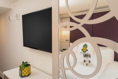 Habitación Fashionista con cama extragrande y elementos para estar comunicado del hotel Staypineapple, An Artful Hotel, Midtown