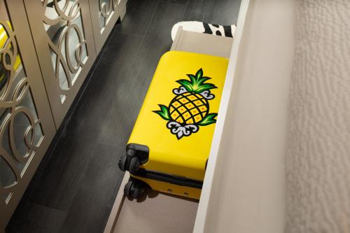 Habitación Fashionista con cama extragrande y elementos para estar comunicado del hotel Staypineapple, An Artful Hotel, Midtown. Foto 2