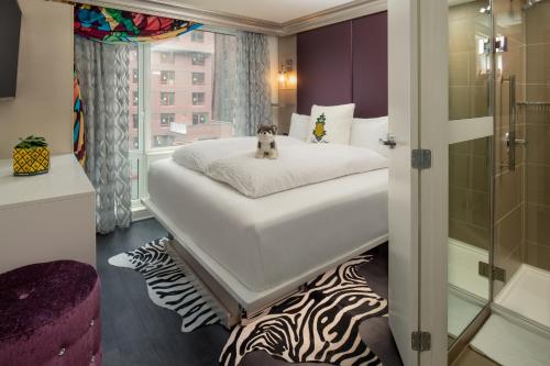 Habitación Fashionista con cama extragrande y elementos para estar comunicado del hotel Staypineapple, An Artful Hotel, Midtown. Foto 3