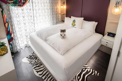 Habitación Fashionista con cama extragrande y elementos para estar comunicado del hotel Staypineapple, An Artful Hotel, Midtown. Foto 5