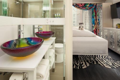 Habitación Celebrity con cama extragrande del hotel Staypineapple, An Artful Hotel, Midtown. Foto 4