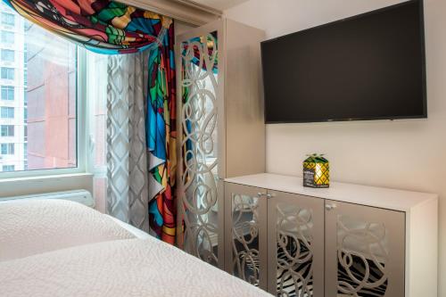 Habitación Celebrity con cama extragrande del hotel Staypineapple, An Artful Hotel, Midtown. Foto 6