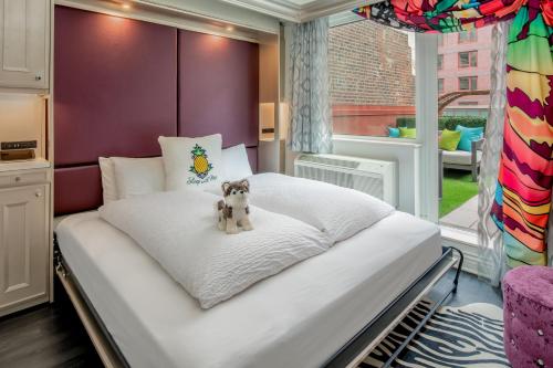 Habitación Cosmo con cama extragrande y terraza del hotel Staypineapple, An Artful Hotel, Midtown