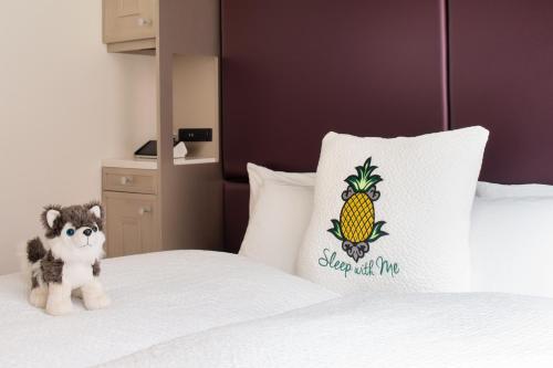 Habitación Cosmo con cama extragrande y terraza del hotel Staypineapple, An Artful Hotel, Midtown. Foto 3