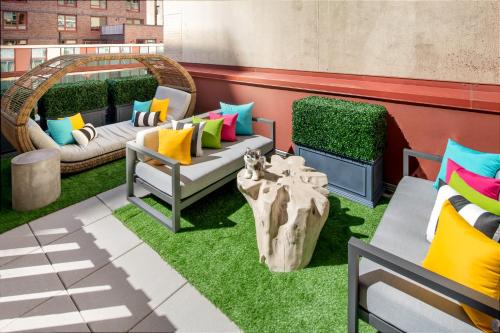 Alojamiento Cosmo Connector con terraza del hotel Staypineapple, An Artful Hotel, Midtown. Foto 2
