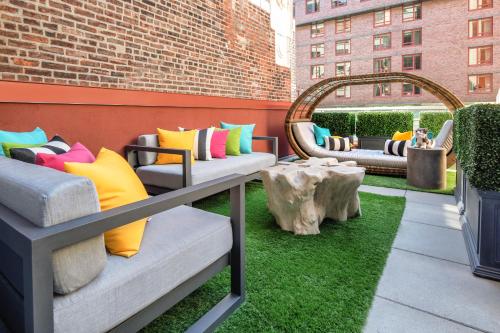 Alojamiento Cosmo Connector con terraza del hotel Staypineapple, An Artful Hotel, Midtown. Foto 4