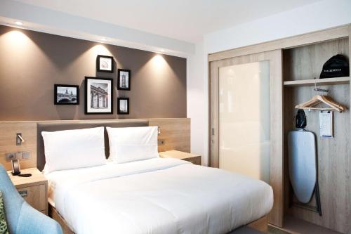 Habitación con cama grande del hotel Hampton By Hilton Berlin City East Side Gallery. Foto 1