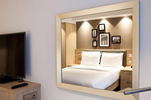 Habitación con cama grande adaptada para personas de movilidad reducida del hotel Hampton By Hilton Berlin City East Side Gallery. Foto 1