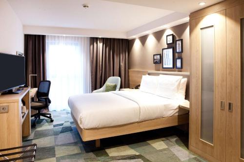 Habitación con cama grande adaptada para personas de movilidad reducida del hotel Hampton By Hilton Berlin City East Side Gallery. Foto 2