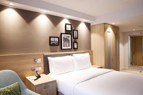 Habitación con cama grande adaptada para personas de movilidad reducida del hotel Hampton By Hilton Berlin City East Side Gallery. Foto 3