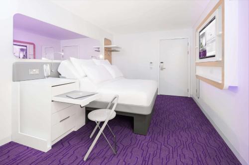 Habitación con cama grande del hotel Yotel Edinburgh