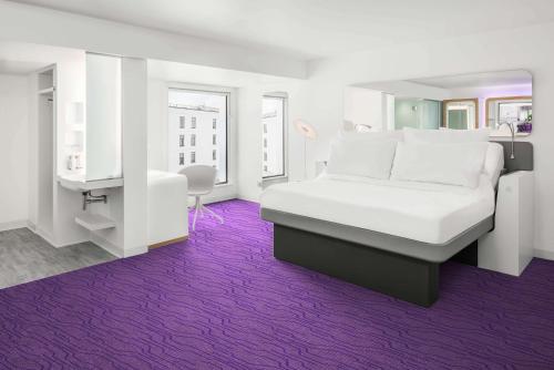 Habitación First Class con cama extragrande del hotel Yotel Edinburgh