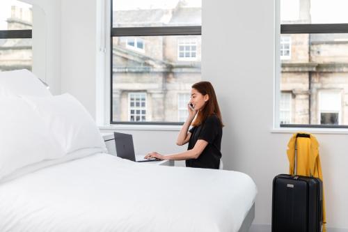 Habitación Premium con cama grande del hotel Yotel Edinburgh. Foto 4