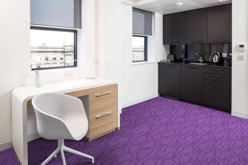 Suite VIP con cama extragrande y vistas del hotel Yotel Edinburgh. Foto 1