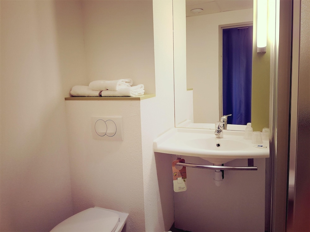 Habitación Familiar del hotel Ibis Budget Arles Palais Des Congres. Foto 1