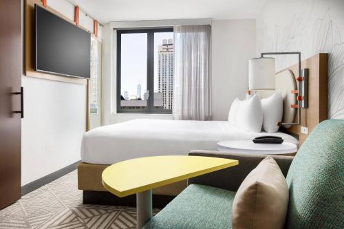 Habitación Estudio con cama extragrande y vistas a la ciudad del hotel SpringHill Suites by Marriott New York Manhattan/Chelsea. Foto 6