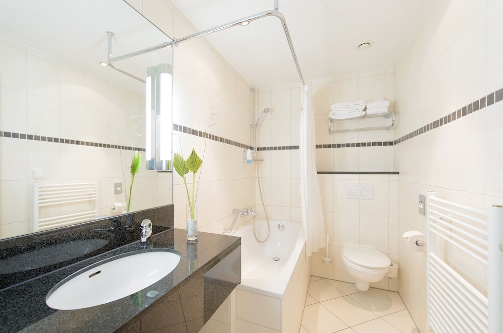 Habitación estándar con cama doble o dos camas individuales del hotel Mercure Köln Belfortstraße. Foto 6