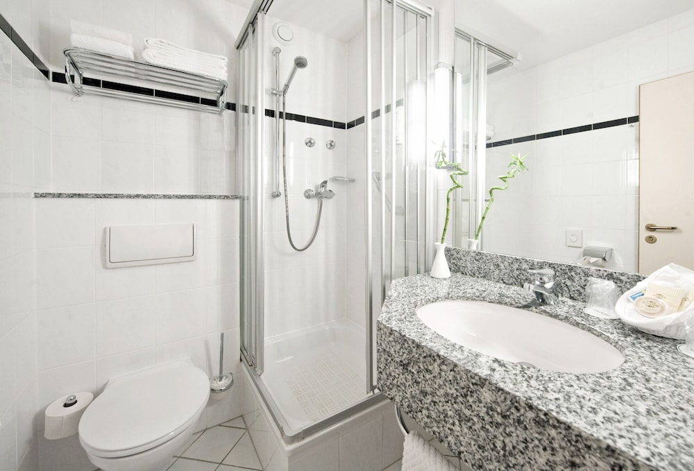 Habitación estándar con cama doble o dos camas individuales del hotel Mercure Köln Belfortstraße. Foto 7